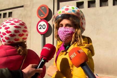 La diseñadora Ágatha Ruiz de la Prada atiendo a los micros en Madrid