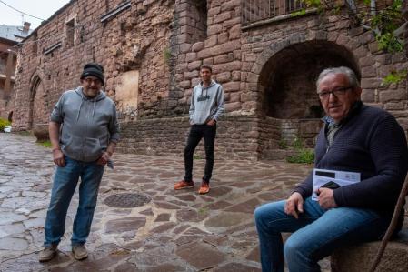 Jaume Escabrós, a la izquierda de la foto, junto a Abel Carretero, al fondo, y Xavier Bigordà, director de la estación de esquí de Port Ainé, los tres vecinos de Vilamur