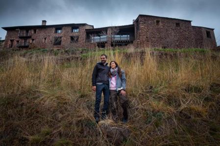 Claudia y Albert, delante de su casa, en Rubió, un día lluvioso de abril