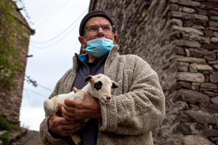 Josep Nus en Mencui con una oveja recién nacida