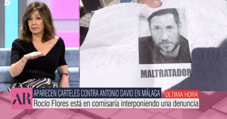 Aparecen unos carteles difamatorios contra Antonio David Flores en Málaga.