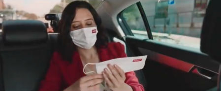 Ayuso muestra su mascarilla 