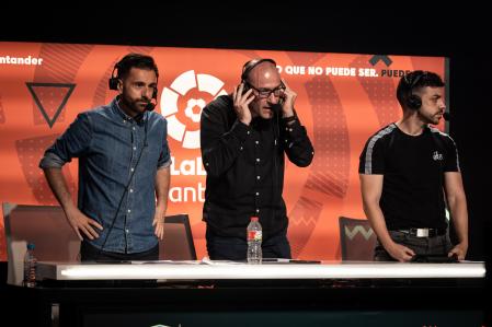 Comentaristas de la final de izquierda a derecha: Rubén Martín, Miguel Ángel Román y DjMaRiiO