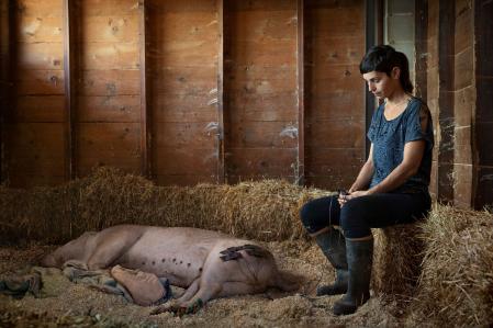 Olivia aplica unas corrientes con electrodos a Paola