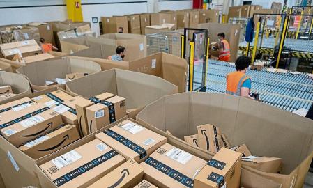 22042021 Reportaje 2 plantas de Amazon en Barcelona. Fotos de las instalaciones, robots, trabajadores cargando y descargando, estación logística de la Zona Franca