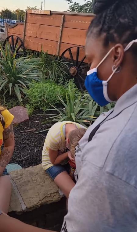 La niña comenzó a llorar histérica al no saber qué pasaba.