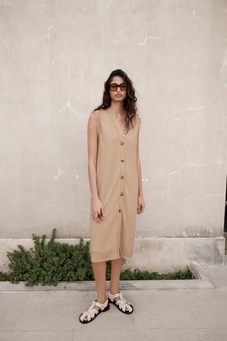 Vestido largo de estilo chaleco con escote pico y manga sisa (19,95 euros)