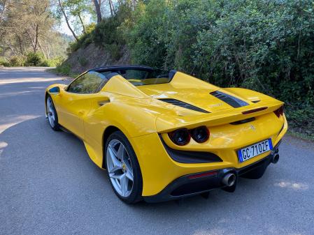 La experiencia de conducción que proporciona, con el motor situado detrás del conductor, es inigualable