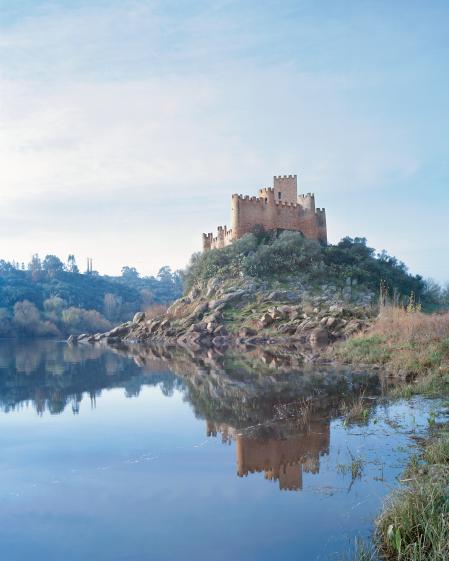 Situado en un islote en medio del río Tajo, el castillo románico de Almourol, en Alentejo, es un icono de Portugal construido en el siglo XII que perteneció a la orden de los caballeros Templarios