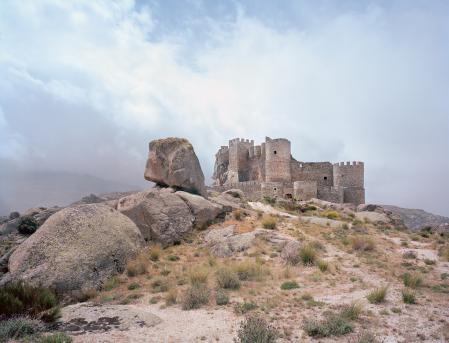 Debido a su soledad y a su fusión con el entorno, el castillo de granito de Aunqueospese, en Ávila es uno de los preferidos del autor