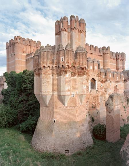 En el castillo de Coca, en Segovia, coinciden el estilo mudéjar y el gótico. Para su construcción se utilizó mampostería de ladrillo