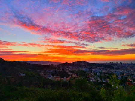 Amanecer en Barcelona visto desde la Carretera de las Aguas