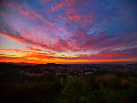 Amanecer en Barcelona visto desde la Carretera de las Aguas
