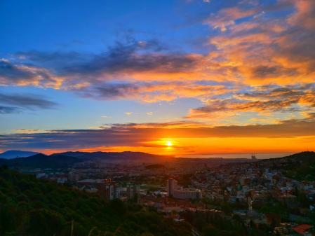 Amanecer en Barcelona visto desde la Carretera de las Aguas