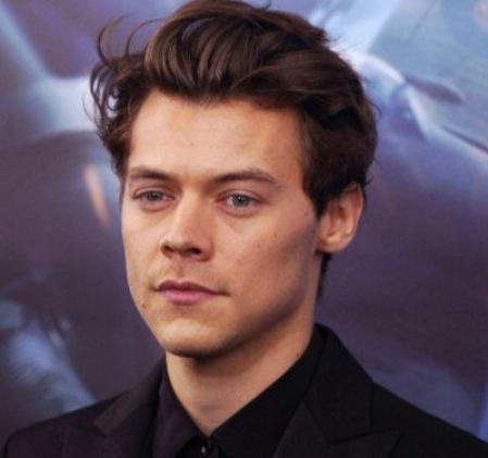 Harry Styles con el pelo corto