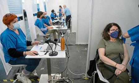 Barcelona- Vacunación 50-60 en el pabellón de la fira de Montjuic- Ana Jiménez