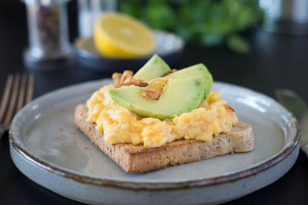 Tostada de pan integral, huevo revuelto y aguacate