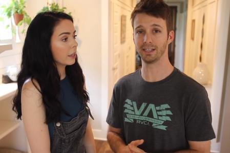 La pareja no estaba de acuerdo con la política de 'redes sociales' del gobierno de Tailandia.