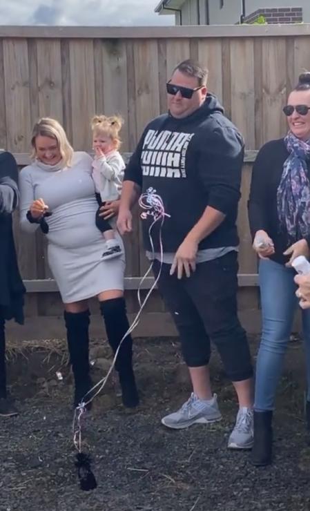 El padre tiró incluso el globo al suelo.