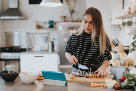 Una chica se graba con el móvil mientras cocina