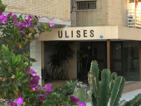 Un detalle del edificio Ulises, frente a la playa de La Albufereta