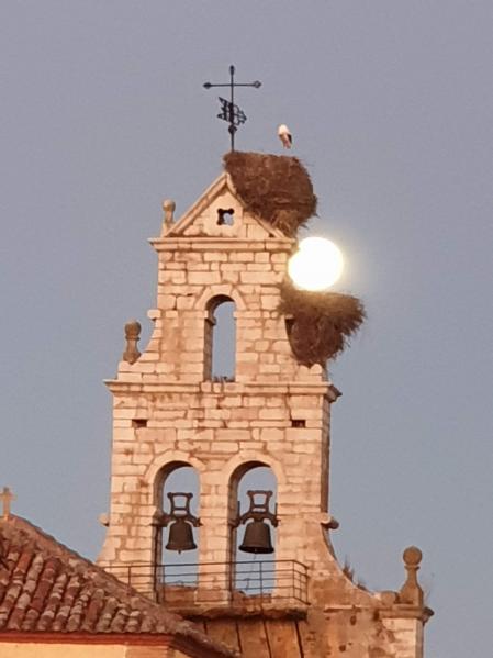 Atardecer en la iglesia de Reliegos del Bernesga.