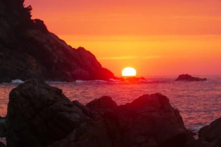 El sol se esconde tras el horizonte.