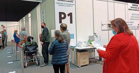 Personas de 58 y 59 de edad aguardan su turno en el BEC de Barakaldo (Bizkaia) para recibir la primera vacuna. EUROPA PRESS 11/05/2021