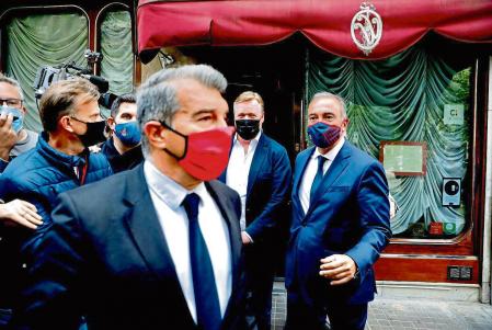 FOTO ALEX GARCIA EL PRESIDENTE Y EL ENTRENADOR DEL FC BARCELONA JOAN LAPORTA Y RONALD KOEMAN COMEN JUNTOS EN COMPAÑÍA DE YUSTE EN EL VIA VENETO PARA TRATAR EL FUTURO DEL PREPARADOR 2021/05/13