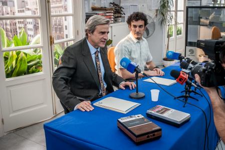 Miki Esparbé es el locutor al que da una oportunidad el director de la radio interpretado por Alberto San Juan.