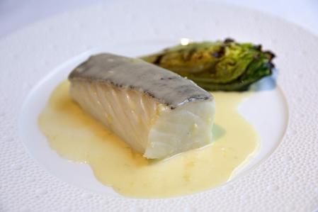 El bacalao con una salsa de sus tripas acompañado de endivias a la brasa