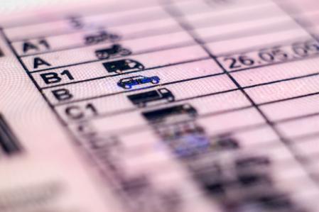 El permiso de conducir es uno de los documentos que debes llevar obligatoriamente contigo cuando te pones al volante