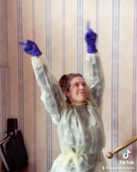 Hollis está encantada con su trabajo.