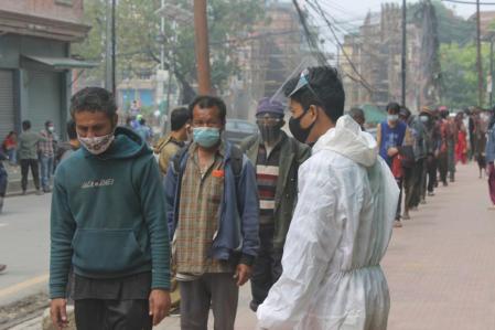 Reparto de comida en Katmandú de Hugging Nepal