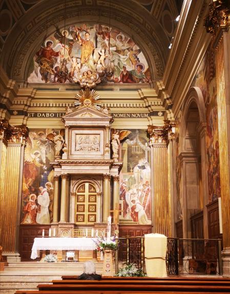 Retrato del altar y las pinturas de Olbiol en el interior de la iglesia de Sant Vicenç de Sarrià.