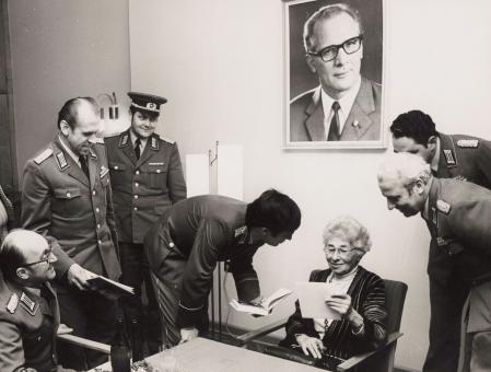 Ursula Kuczynski con funcionarios del Ministerio de Seguridad del Estado (Stasi) en la RDA durante el mandato de Erich Honecker