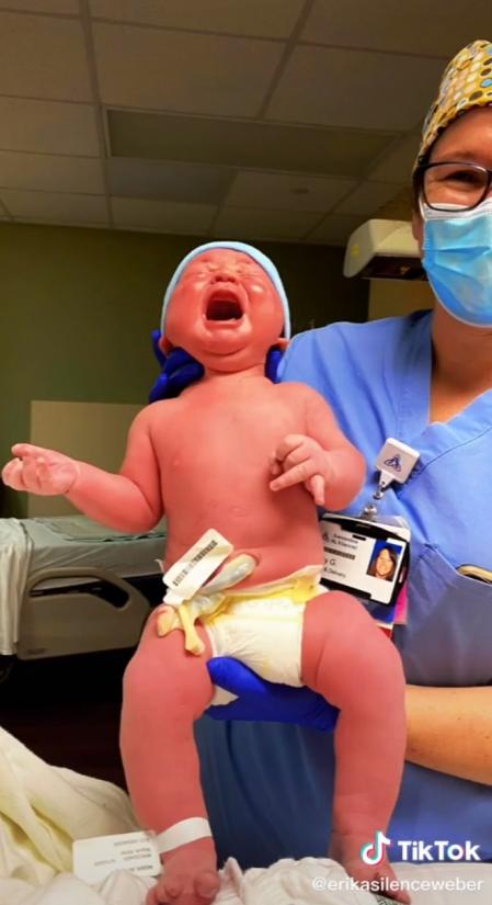 El bebé se fue del hospital con ropa de talla de tres meses.