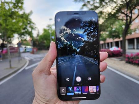 Adobe ha lanzado una versión de Photoshop para teléfonos capaz de realizar fotomontajes en el momento de hacer la foto.