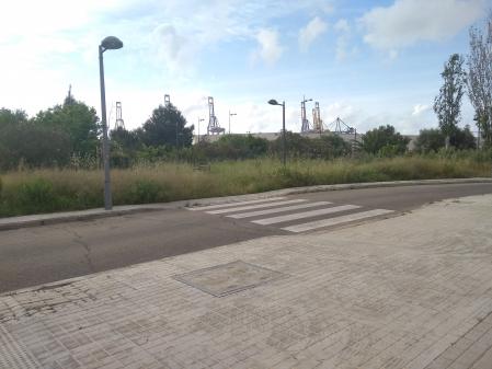 Las casas verdes de realojados de la ZAL en el pueblo de La Punta, junto a las grúas del Puerto de València