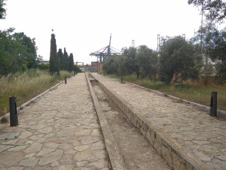 Farolas cortadas con radial en el parque de La Punta (València)