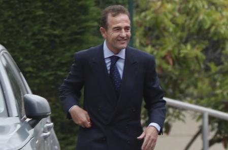 Alessandro Lequio apoya a Ana Obregon en la muerte de su madre.