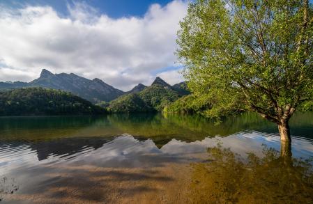 Reflejos en el embalse de La Baells.
