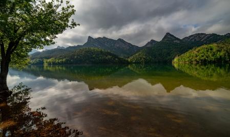 Reflejos en el embalse de La Baells.
