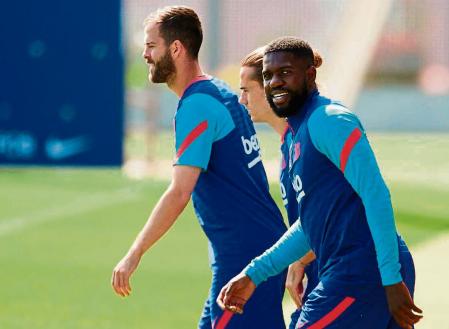 GRAFCAT3617 Sant Joan Despi (BARCELONA) 21/5/2021.- Los jugadores del FC Barcelona, Miralem Pjanic (i), Antoine Griezmann (c) y Samuel Umtiti (d), durante el desarrollo del último entrenamiento oficial de esta temporada, previo al partido de Liga que jugarán mañana frente al SD Eibar. EFE/Alejandro Garcia