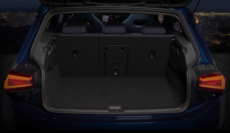 El maletero del Cupra Born tiene una capacidad de carga inicial de 385 litros 