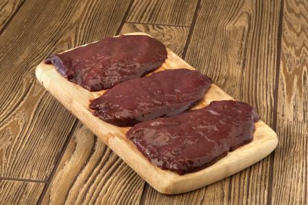 Además de hierro, el hígado de ternera destaca por su aporte en vitamina B12.