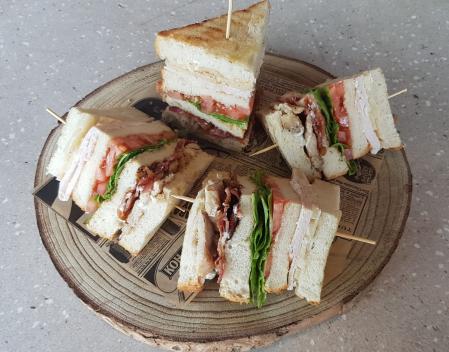 Sándwich Club de Carlos Fernández en el Hotel Condes de Barcelona