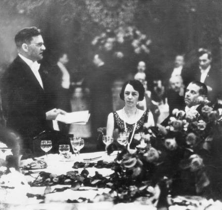 Lady Rumbold, esposa del embajador británico en Berlín, Horace Rumbold, en un banquete en honor al director Max Reinhardt, en 1930.