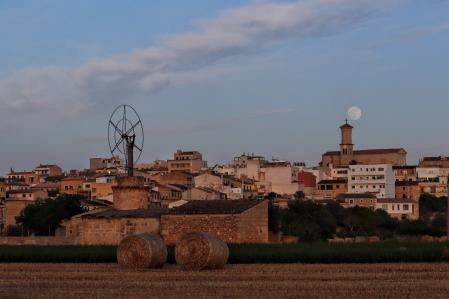 La luna llena en Sant Jordi, Mallorca.