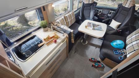 La Niesmann + Bischoff Flair fue una de las primeras autocaravanas en incluir la distribución “face to face” en la parte del comedor&nbsp;